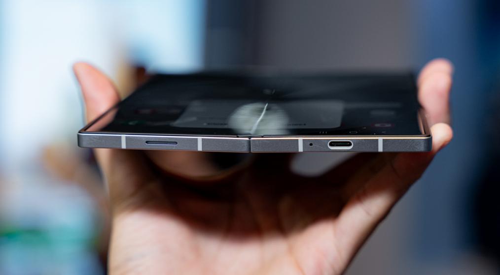galaxy-z-fold6-reviews-design-screen-camera-rerformance-3.jpg